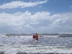 anggota-sar-menyelamatkan-dua-wisatawan-asal-klaten-ombak-di-pantai-parangtritis.jpg