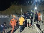 anggota-tim-sar-bpbd-basarnas-dan-warga-melakukan-pencarian-korban-tertimbun-longsor.jpg