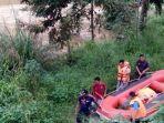 anggota-tin-sar-mencari-kofrban-banjir.jpg