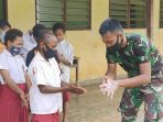anggota-tmmd-boven-digoel-ajari-anak-anak-sd-cara-cuci-tangan_20200927_225627.jpg
