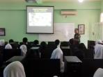 anggota-tni-ajarkan-pancasila-kepada-siswa-sma_20160601_104108.jpg