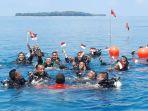 anggota-tni-al-kibarkan-bendera-di-bawah-laut.jpg