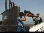 anggota-tni-al-membawa-prototipe-sesaat-kapal-selamk.jpg