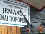 anggota-tni-arahkan-popor-senjata-ke-plang-gereja.jpg