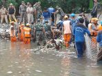 anggota-tni-dan-pasukan-oranye-bahu-membahu-membantu-menang_20171212_094524.jpg