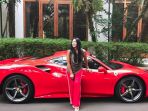 anggun-cipta-sasmi-berfoto-di-depan-ferrari_20180818_174029.jpg