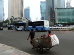angka-kemiskinan-indonesia-bertambah-imbas-covid-19_20200415_164449.jpg