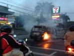 angkot-02-jurusan-jatiwaringin-rawamangun-terbakar_20150225_094545.jpg