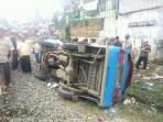 angkot-ditabrak-kereta_20151125_163341.jpg