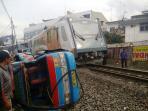 angkot-ditabrak-kereta_20151125_175453.jpg