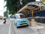 angkot-nekat-parkir-diatas-trotoar-halte-nunggu-penumpang_20200514_144230.jpg