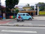 angkot-nekat-parkir-diatas-trotoar-halte-nunggu-penumpang_20200514_144320.jpg