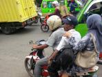 angkot-parung-bonceng-tiga-pelanggaran-motor_20141121_100727.jpg