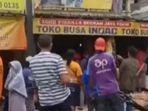 angkot-seruduk-toko-kasur.jpg