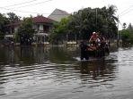 angkut-warga-menggunakan-gerobak.jpg
