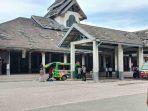 angkutan-umum-saat-melintas-di-terminal-induk-mamboro-palu-jumat-2452019-12.jpg