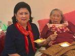 ani-yudhoyono-suapi-ibunya.jpg