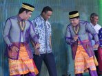 anies-baswedan-belajar-tari-zapin_20151130_113432.jpg