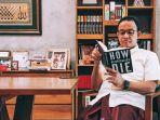 anies-baswedan-dan-buku-how-democracy-dies-yang-dibacanya.jpg