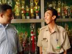 anies-baswedan-dan-guru-honor-maman-supratman_20141203_091435.jpg