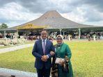 anies-baswedan-dan-istri-di-depan-pura-mangkunegaran-solo1.jpg