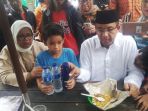 anies-baswedan-dan-istri-serta-dua-anaknya-di-warung_20170212_190127.jpg