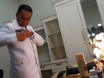 anies-baswedan-dan-sandiaga-uno-jalani-fitting-baju-dinas_20171012_133753.jpg