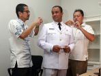 anies-baswedan-dan-sandiaga-uno-jalani-fitting-baju-dinas_20171012_202023.jpg