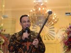 anies-baswedan-dan-tongkat-pusaka-cakra-pangeran-diponegoro_20170120_194637.jpg