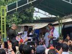 anies-baswedan-dihadiahi-selendang-dan-kotak-celengan.jpg