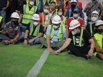 anies-baswedan-duduk-bersama-sejumlah-orang-di-rumput.jpg
