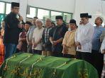 anies-baswedan-ikut-gotong-jenazah-korban-tabrak-lari-2.jpg