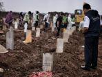 anies-baswedan-makam-pemakaman-covid.jpg