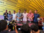 anies-baswedan-makan-nasi-padang-bersama-tim-koalisi-perubahan_20221118_170930.jpg