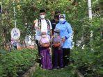 anies-baswedan-memanen-anggung-di-kebun-bibit-jakarta.jpg