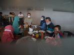 anies-baswedan-membagikan-momen-dirinya-menyantap-makan-siang-di-warung-rawone.jpg