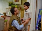 anies-baswedan-mengantarkan-anak-ke-sekolah_20170213_141836.jpg