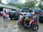 anies-baswedan-mengantarkan-anak-ke-sekolah_20170213_142143.jpg