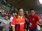 anies-baswedan-menyaksikan-laga-persija-1_20170422_182114.jpg