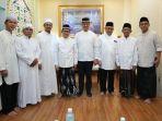 anies-baswedan-muhaimin-iskandar-berfoto-jemaah-usai-salat-jumat-di-masjid-raya-baiturahman-aceh.jpg