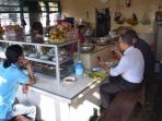 anies-baswedan-sarapan-di-warteg_20180708_172149.jpg