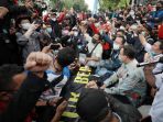 anies-baswedan-temui-buruh-tuntut-umr-di-balai-kota-jakarta_20211118_175327.jpg