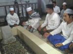 anies-baswedan-ziarah-kubur_20170419_090939.jpg