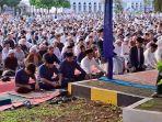 anies-dan-kedua-putranya-salat-Id-di-masjid-al-azhar.jpg