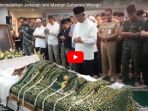 anies-ikut-mensalatkan-jenazah-istri-mantan-gubernur-wiyogo_20171024_141117.jpg