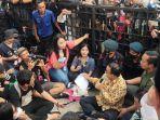 anies-lesehan-bareng-massa-demo.jpg
