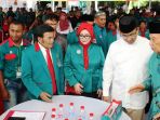 anies-rhoma-berpelukan_20170108_142331.jpg