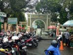 anies-sandi-belum-tiba-di-masjid-sunda-kelap_20171016_144153.jpg