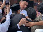 Banyak Jemaah Rebutan Swafoto Bikin Anies Nyaris Terjungkal dari Tangga Masjid Al Azhar