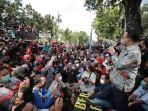 anies-temui-buruh-pas-demo-balkot.jpg